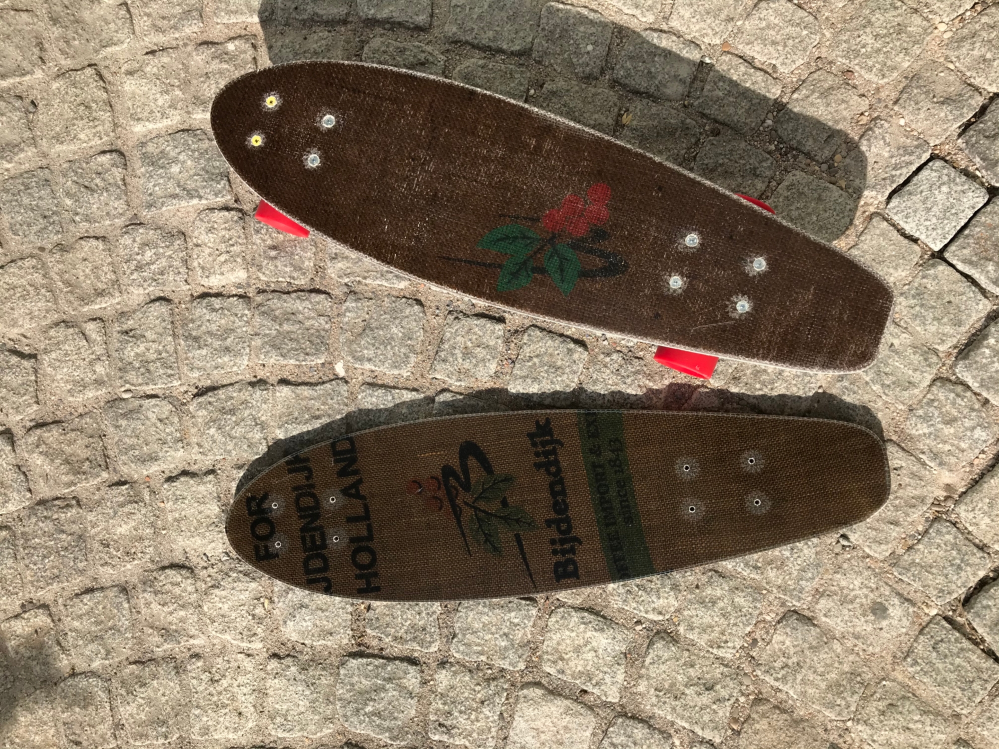  Skateboards auf Basis eines Kaffeesacks