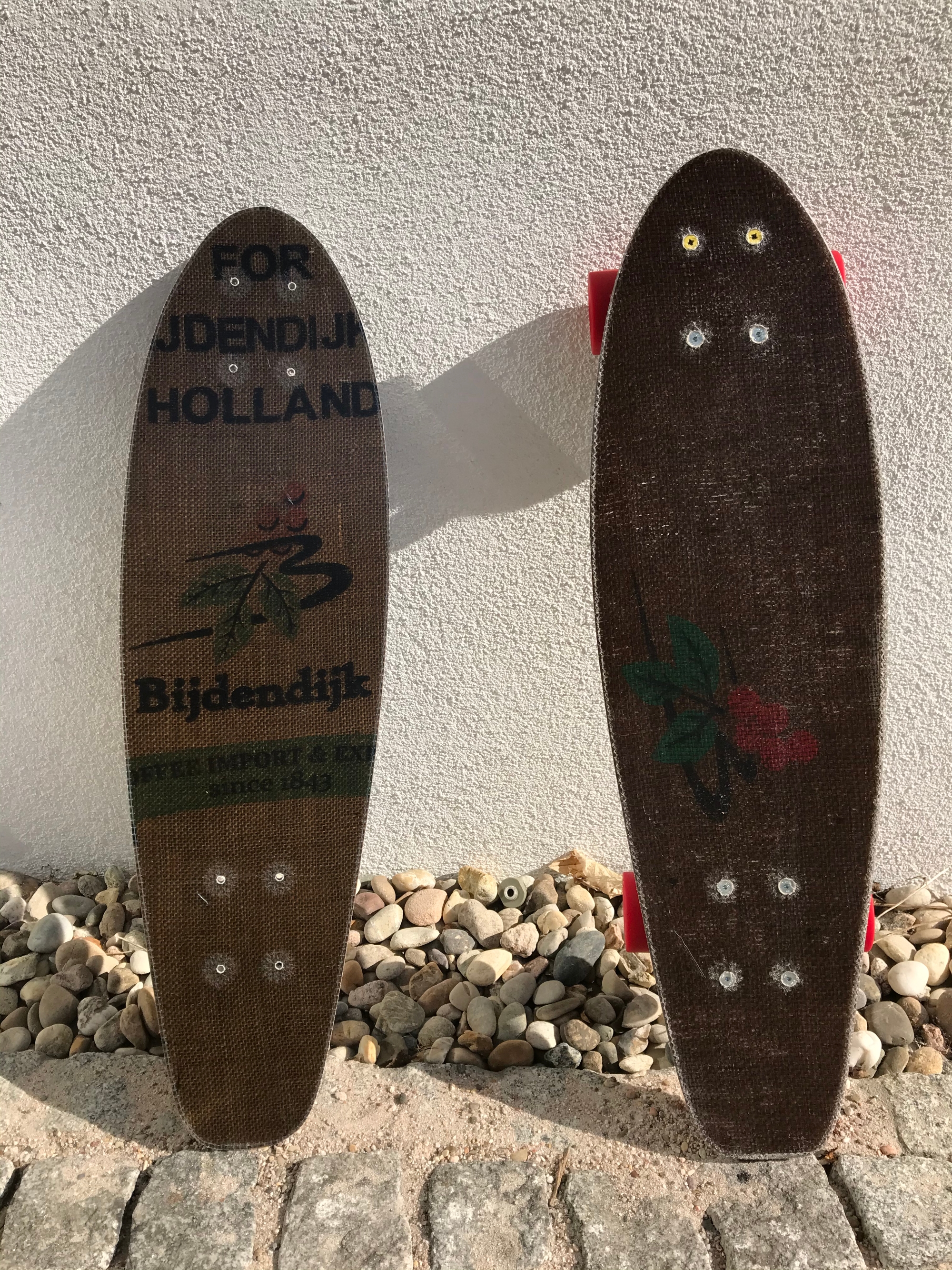  Skateboards auf Basis eines Kaffeesacks