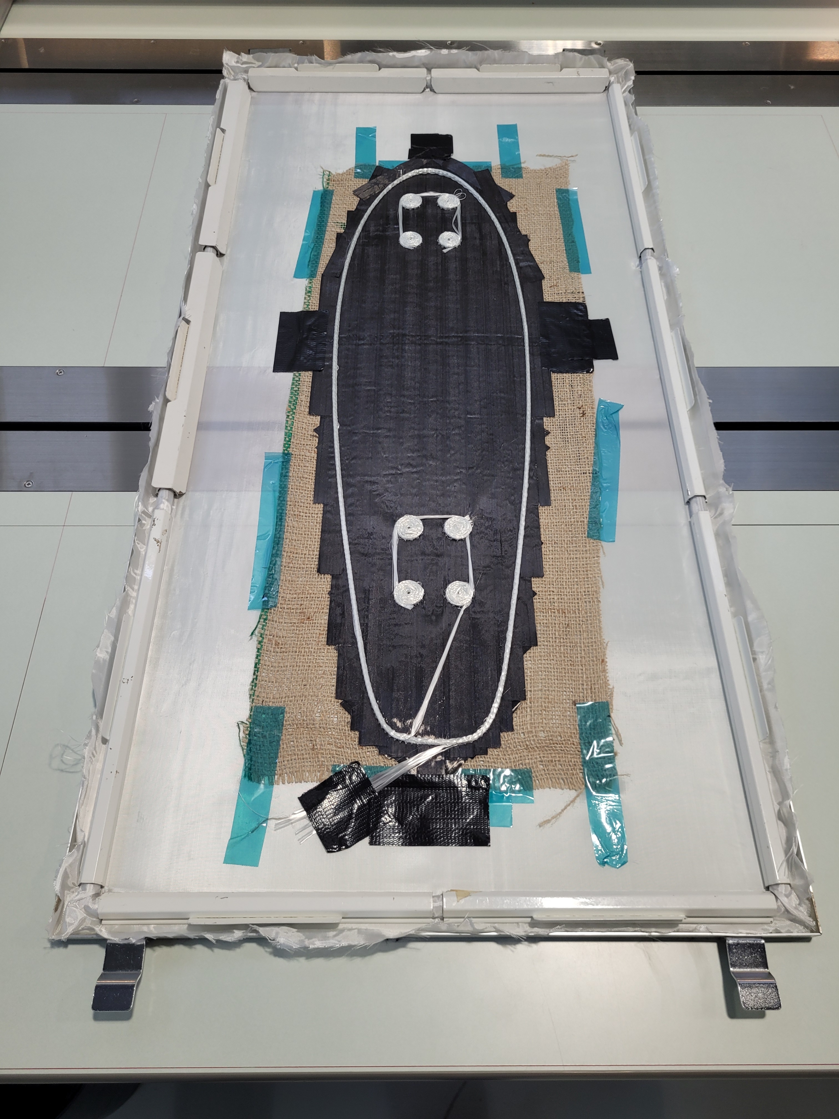 TFP-Anlage im Einsatz: Ablage von Glasfasern, Kombination mit Crosslayer Tape-Gelege