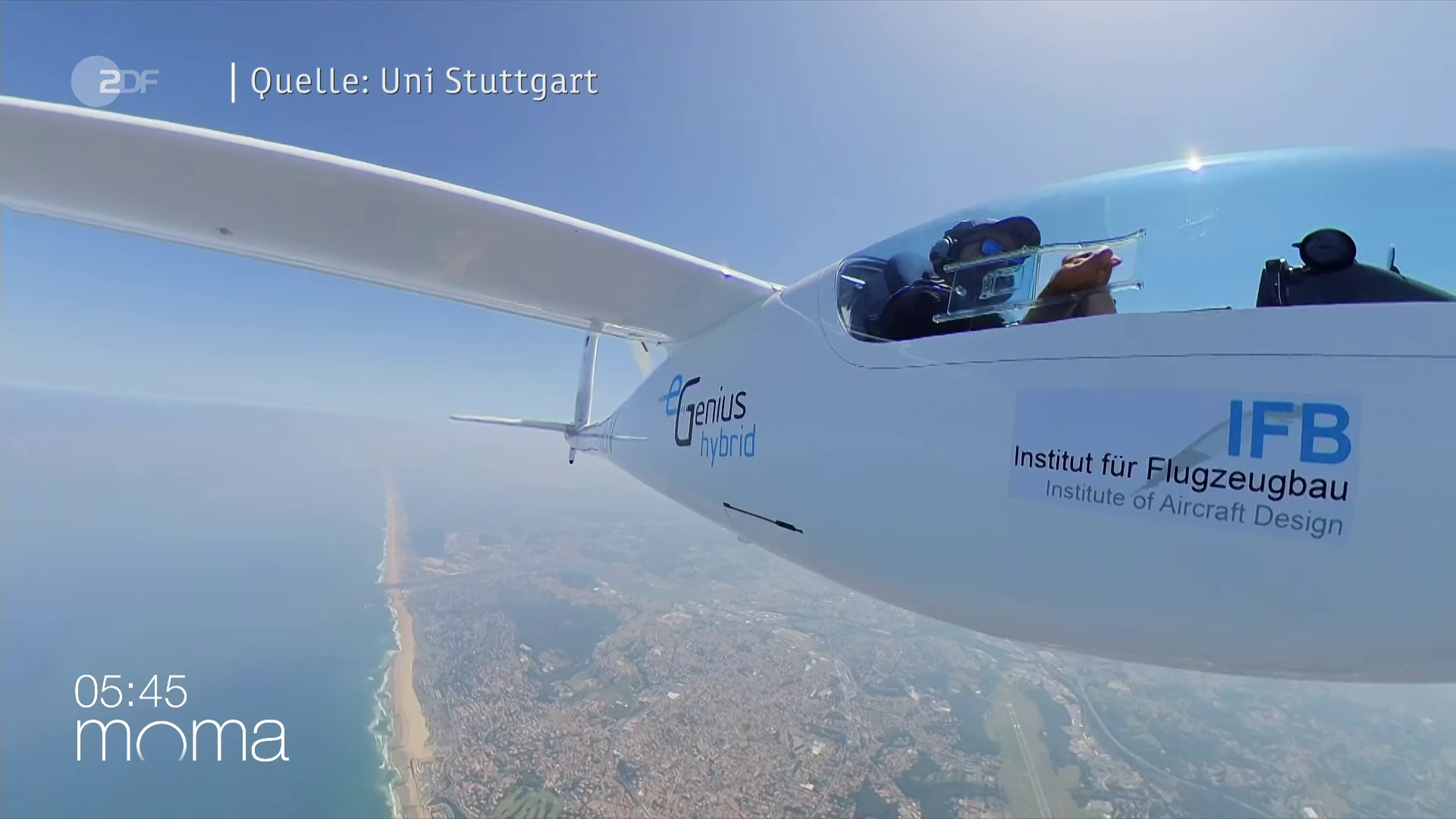Das Bild zeigt das hybrid angetriebe zweisitzige Flugzeug e-Genius