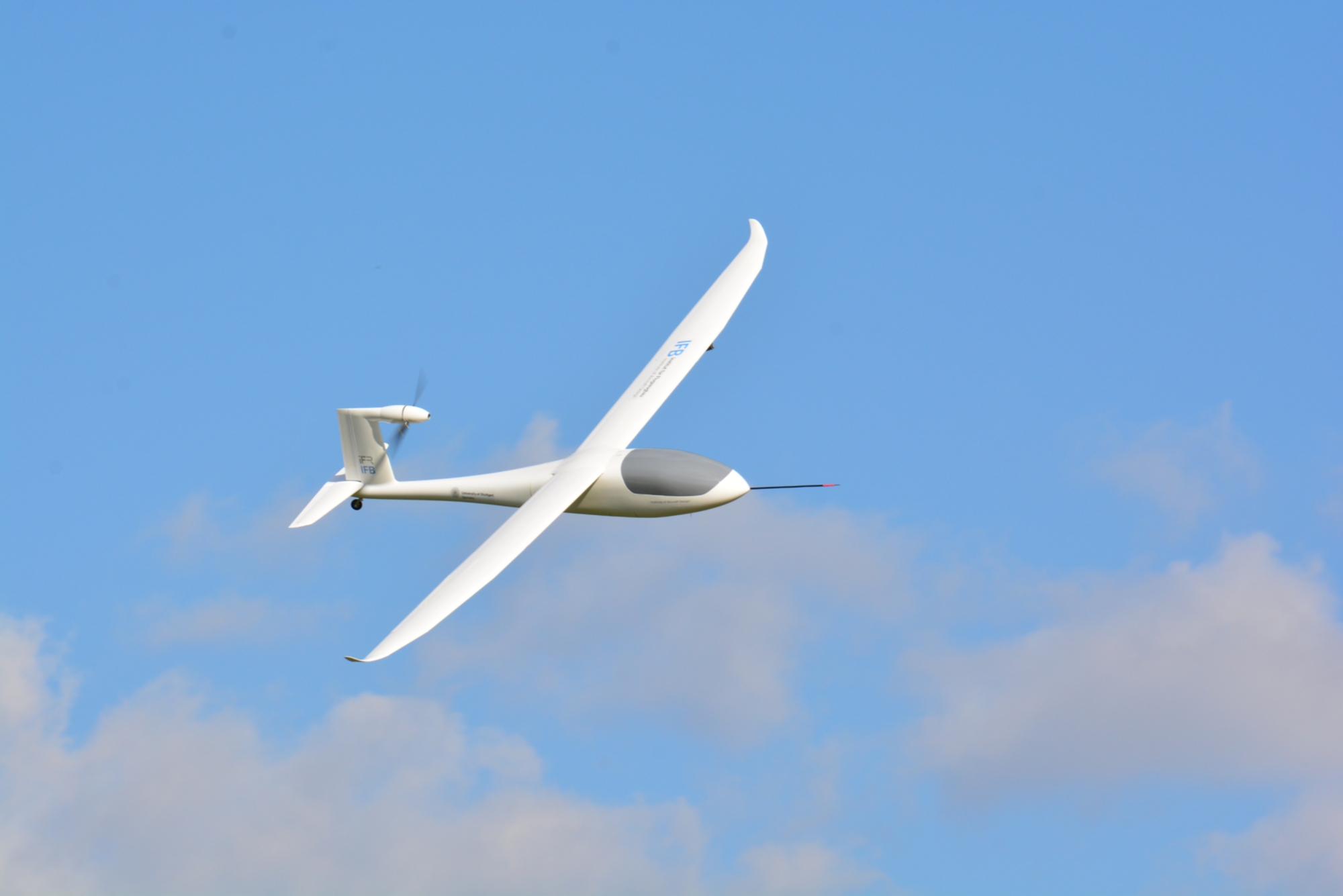 Ertflug des skalierten e-Genius